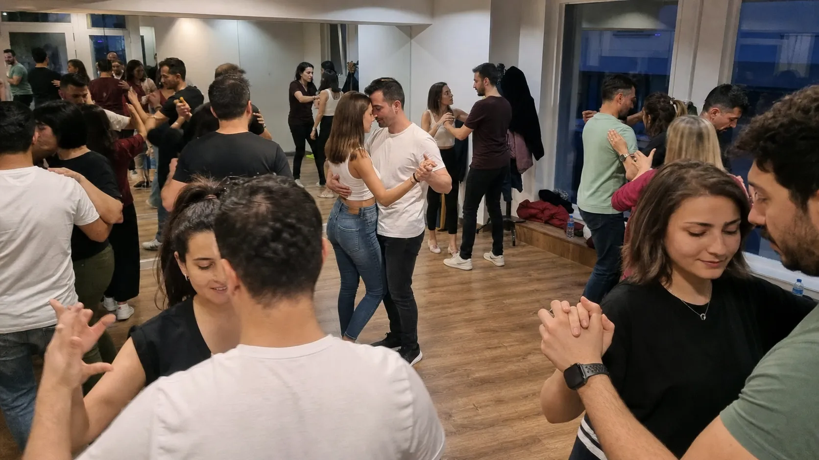 Modern bir stüdyoda sosyal Latin dansı yapan yetişkin dansçılar